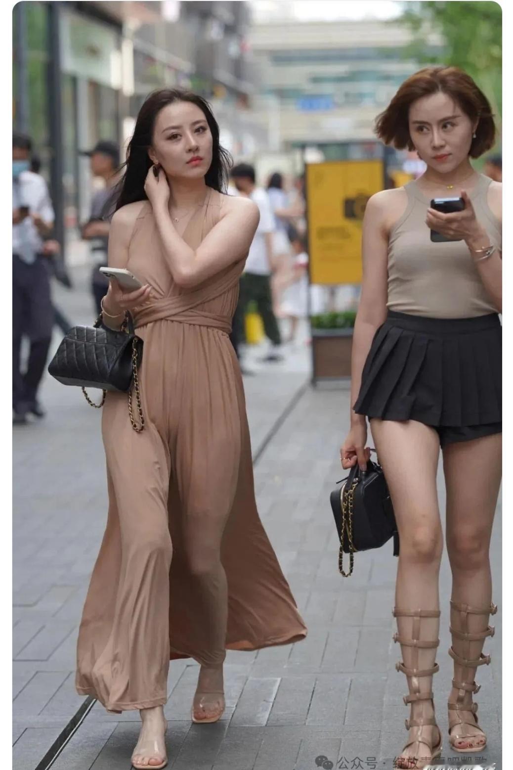 哇，这气质真绝了
 
街头偶遇两位女士，穿搭风格完全不一样。

左边一条浅咖色长