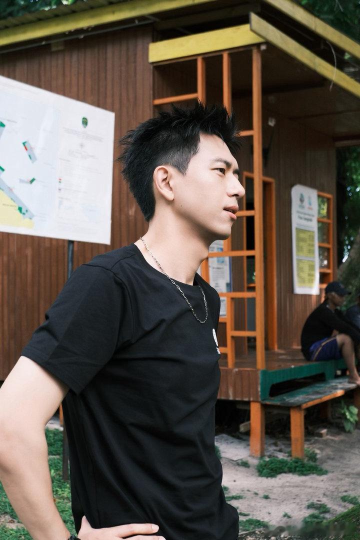 李现重回内娱上班状态夯爆了 李现不在内娱的日子把自己养得很好，爬山拍照体验生活。