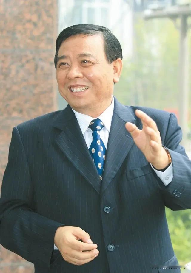 太阳纸业创始人李洪信被评为2023 - 2024年度优秀企业家，这荣誉实至名归。