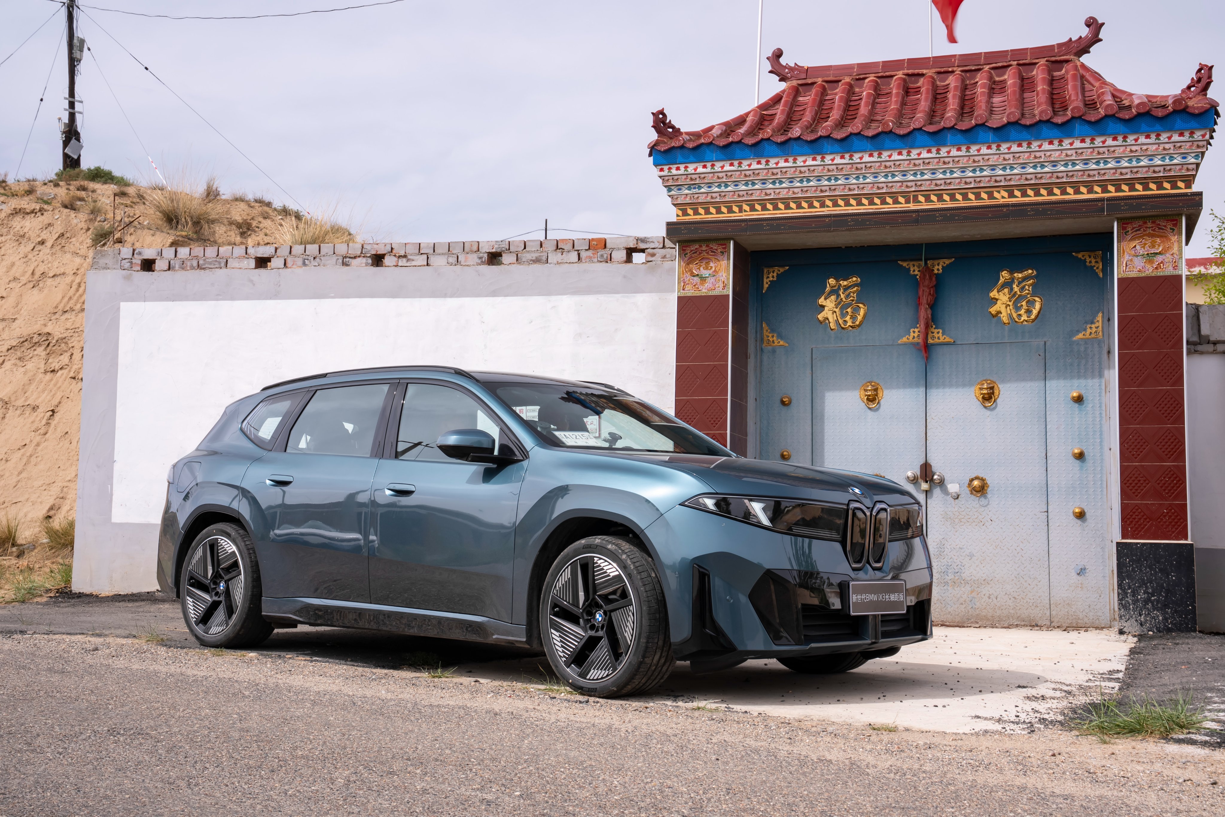 全新BMW iX3长轴距版，在刚刚收官的青海湖耐力挑战赛中，不仅跑出了12.6 