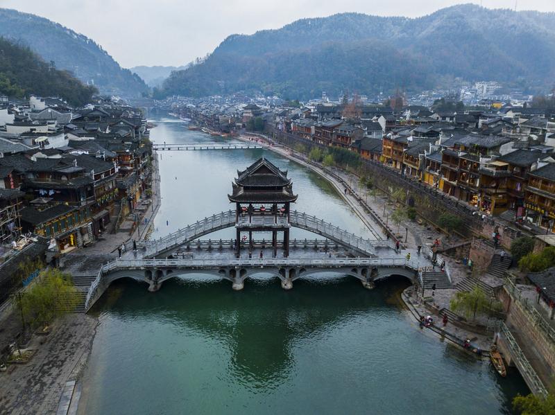 4月20日南方多地暴雨，多个景区遭了殃。湘西边城茶峒景区的“一脚踏三省”石碑，“