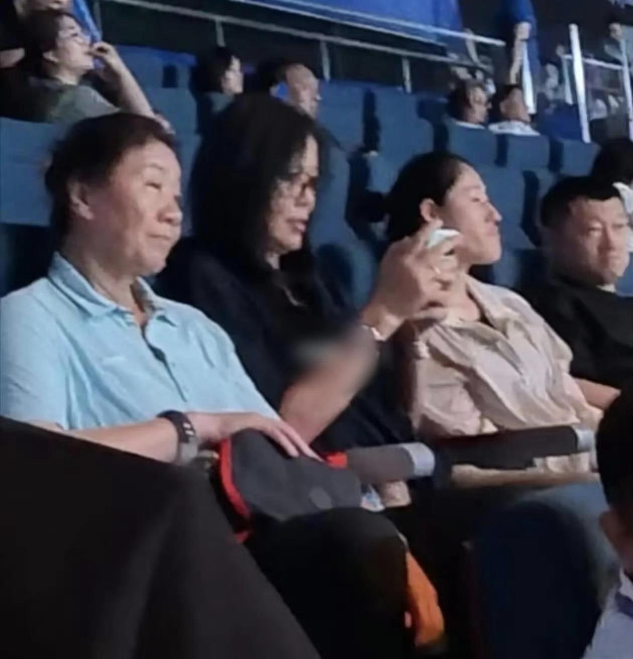 中国女排对阵土耳其女排的场外有一个熟悉的身影，那就是郎平！

2025年世界女排