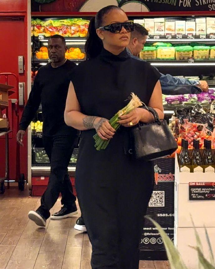 偶遇蕾哈娜超市买大葱 蕾哈娜被拍到在超市认真选购土豆、小葱，手里兰花抱了一路，远