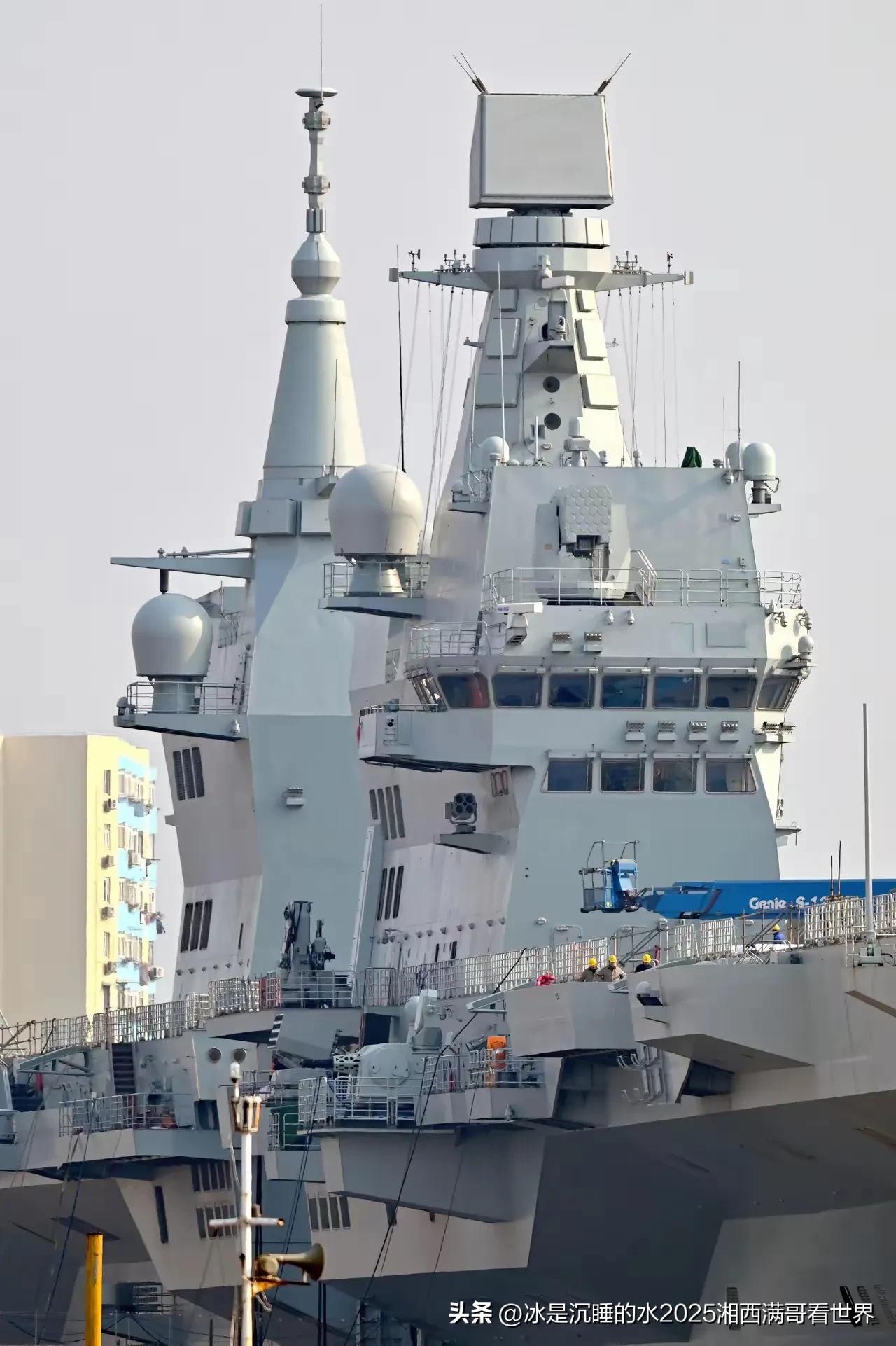 转发分享一组互联网出现的076级两栖攻击舰“四川”号巍峨如山的双舰岛细节靓照。真