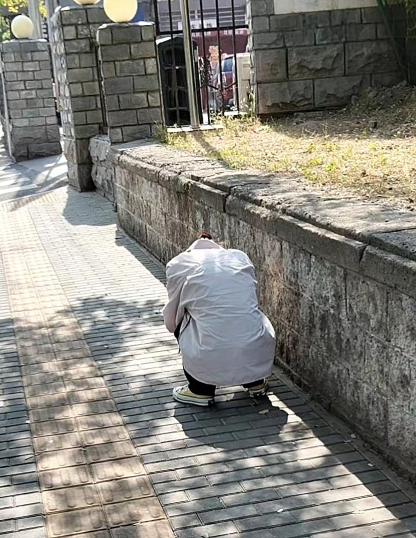 在马路边儿管了回闲事儿
我在路边走着，从我后面跑过来一位女孩儿，边跑边哭，蹲在我