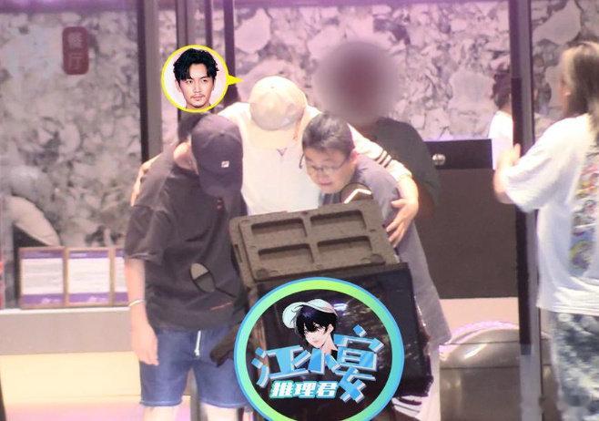 #陈晓醉酒被搀扶出门# 狗仔江小宴拍到在曝光陈晓陈妍希婚姻破裂前几天，陈晓喝醉酒