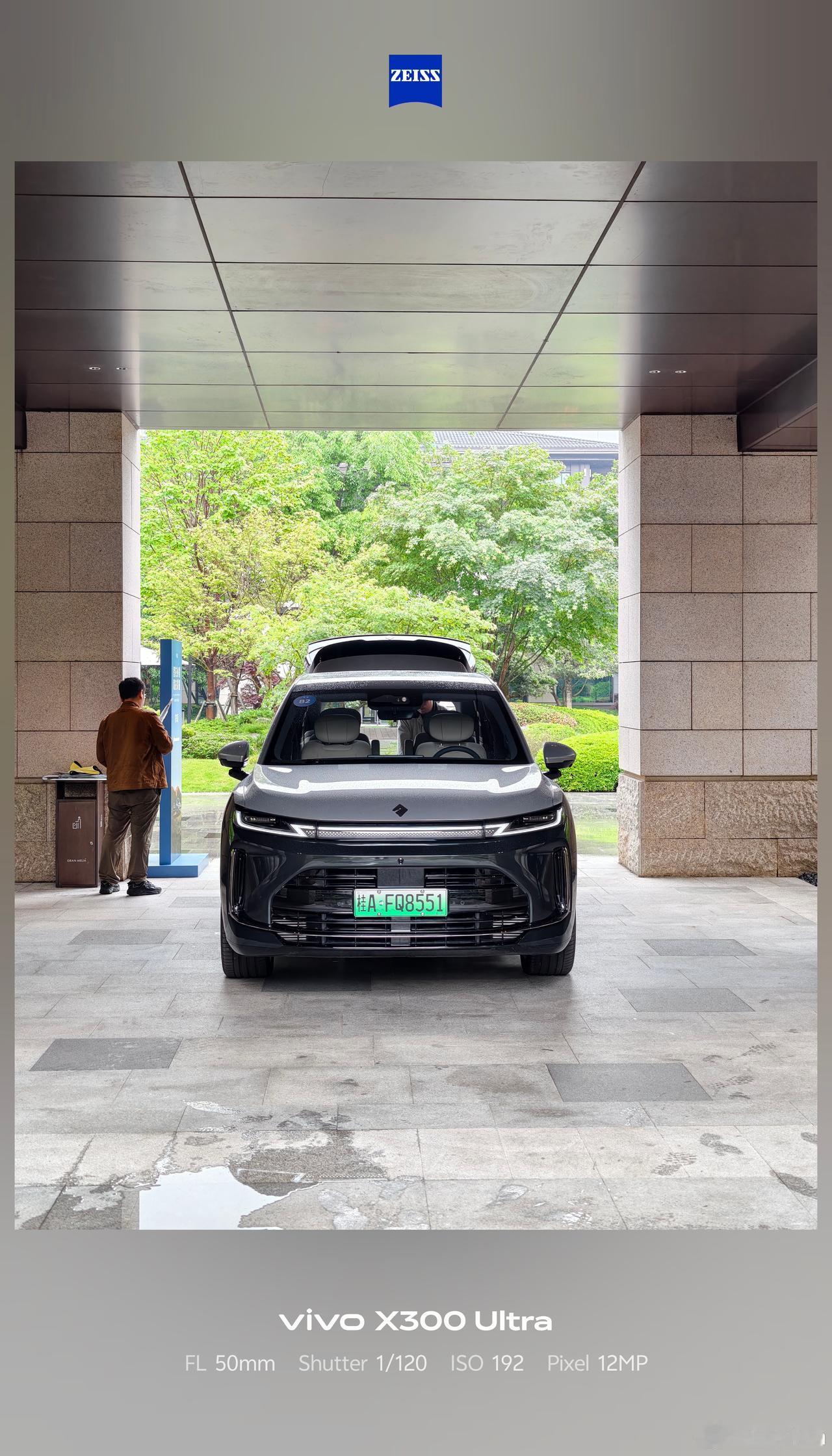 华境S的空间有多离谱
作为一款插混大六座SUV
它给了你一个巨大的下沉式的背后箱