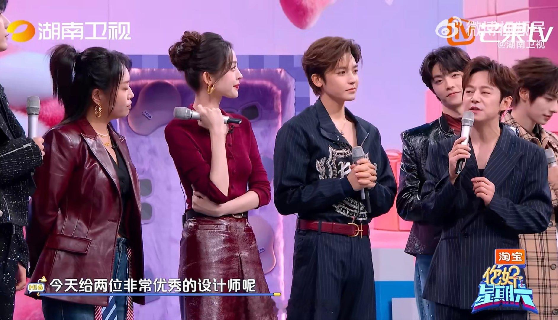 杨迪开盲盒玩的就是心跳你好星期六 恋与好六盲盒名场面预定！杨迪当场脱外套秀肌肉，