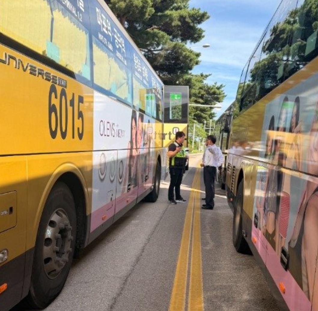 中国女生在韩国救下一车人

7月11日下午，一辆往返首尔至仁川机场的6015大巴