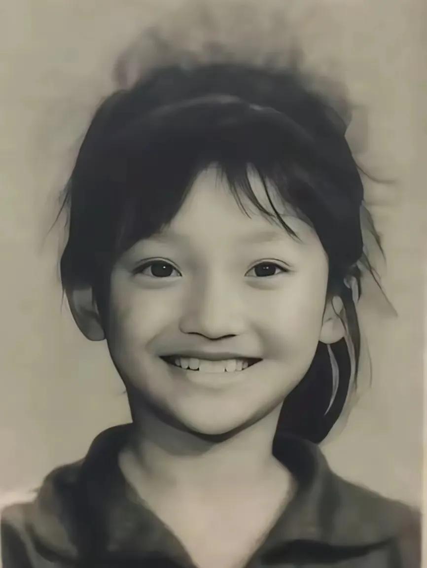 大家猜猜这个可爱的小姑娘是谁？估计80%的人都猜错了。