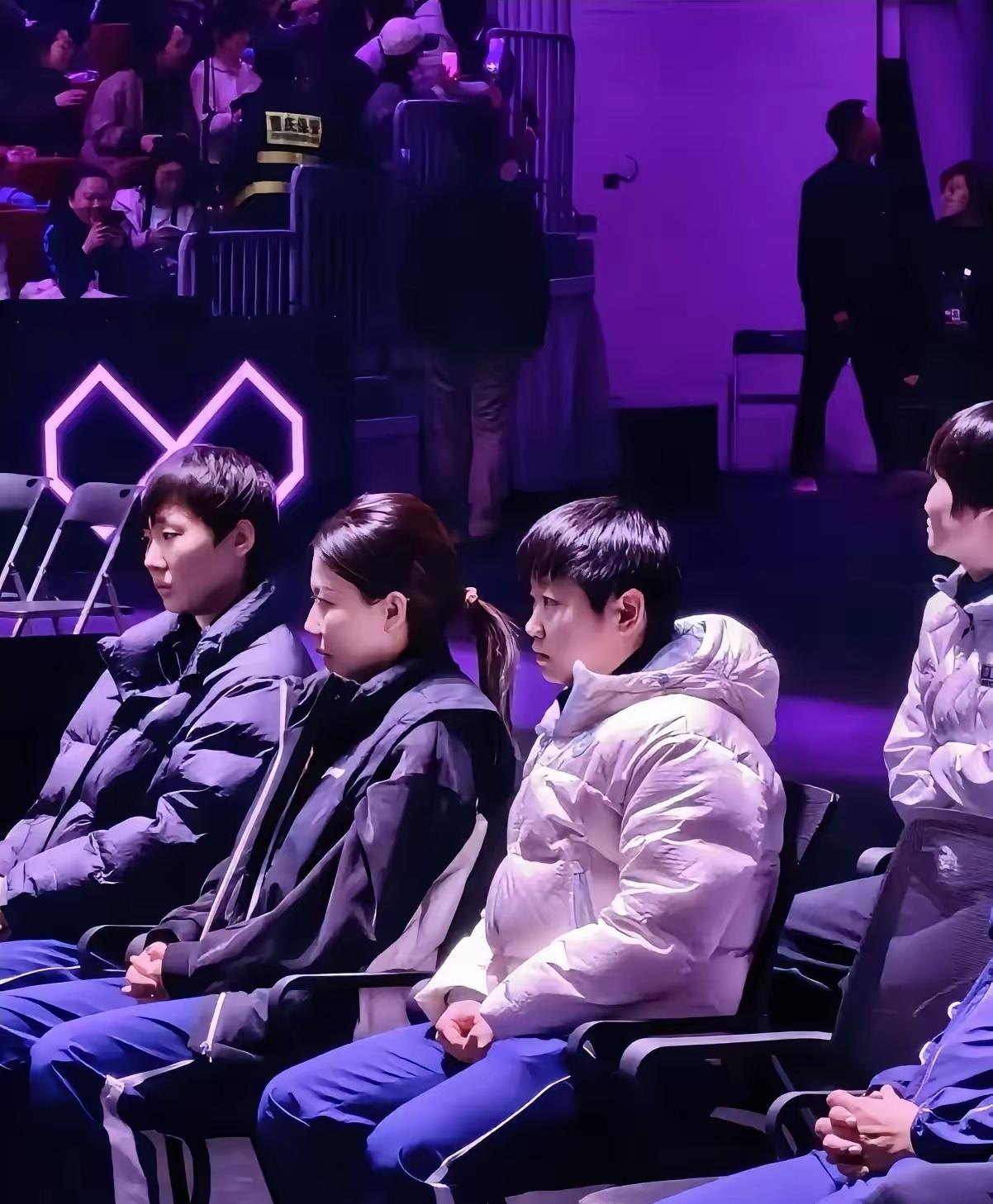 莎莎和曼昱这个表情，
 
我直接没忍住泪目了！
就是那一瞬间，镜头扫过孙颖莎和王