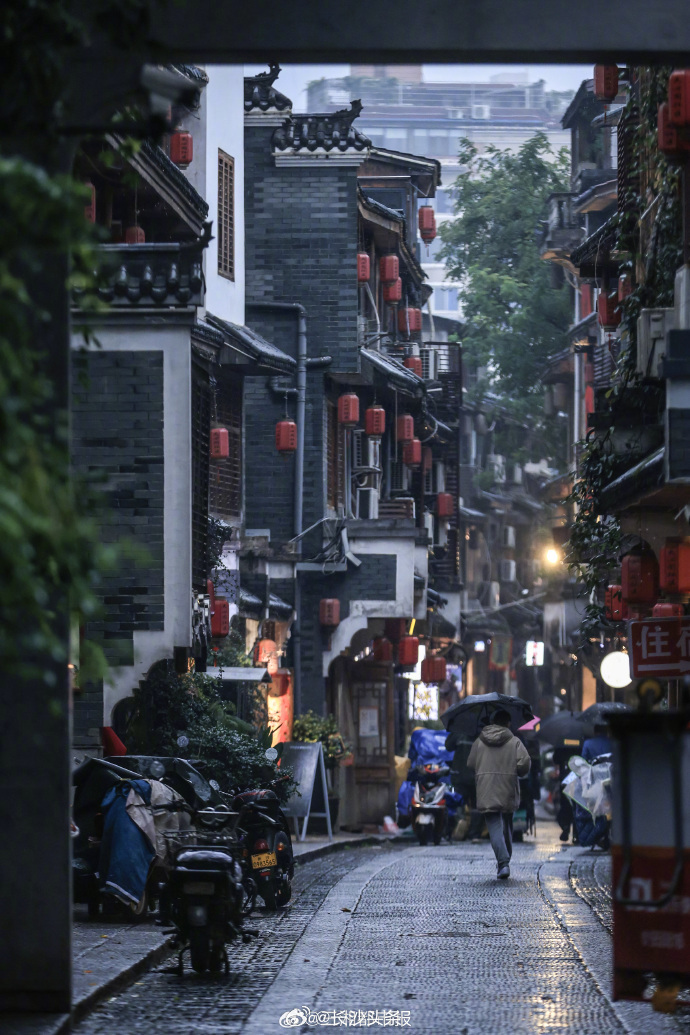 【湖南雨水不断档 ，湖南局地暴雨 】3月24日，记者获悉，湖南省气象台预计，受高