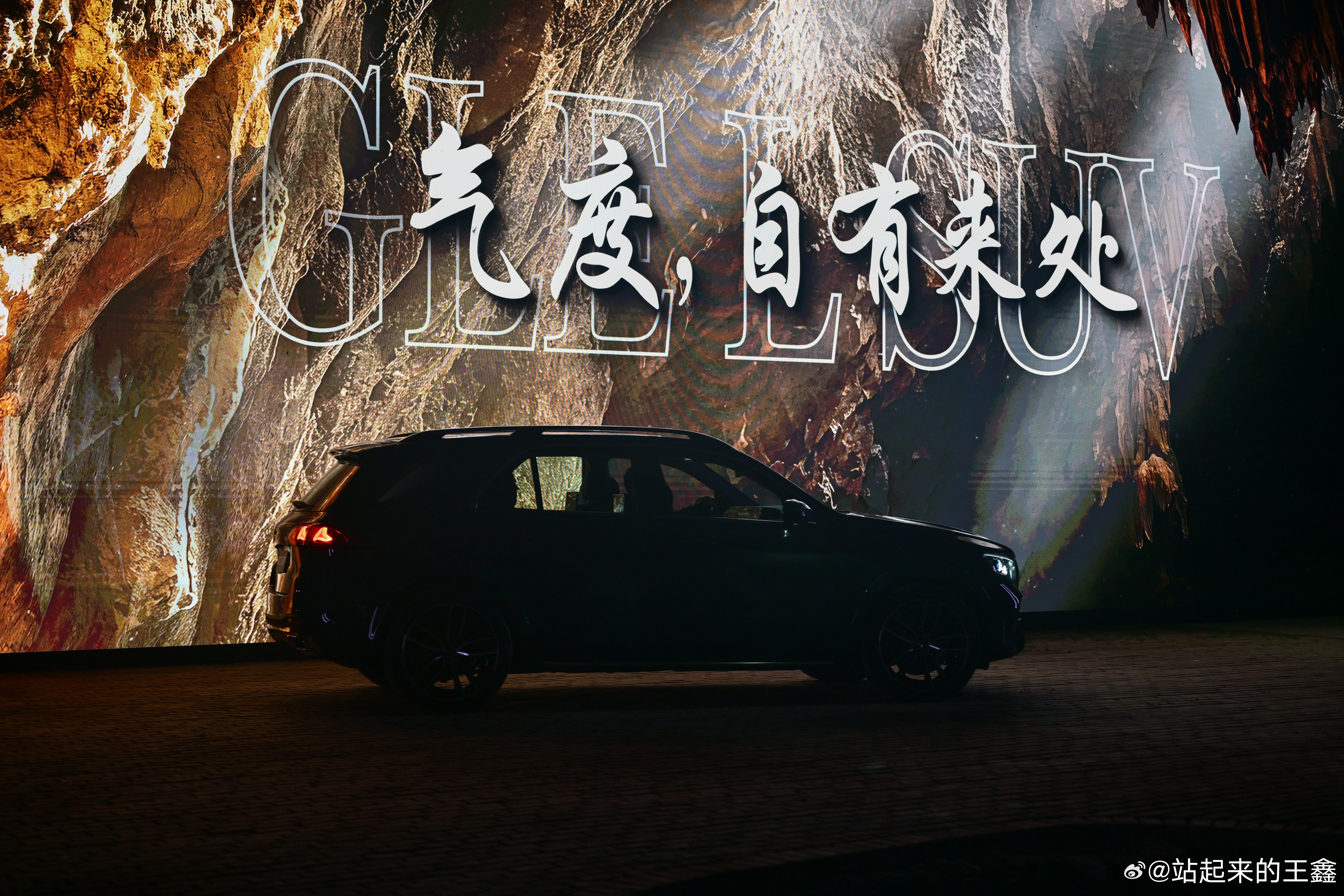 9月16日，全新梅赛德斯-奔驰长轴距GLE SUV正式上市，59.98万元起售。