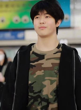 沙溢大儿子和女生逛街 网友遇到沙溢大儿子安吉和女生逛街，还帮女生贴心背包。从背影