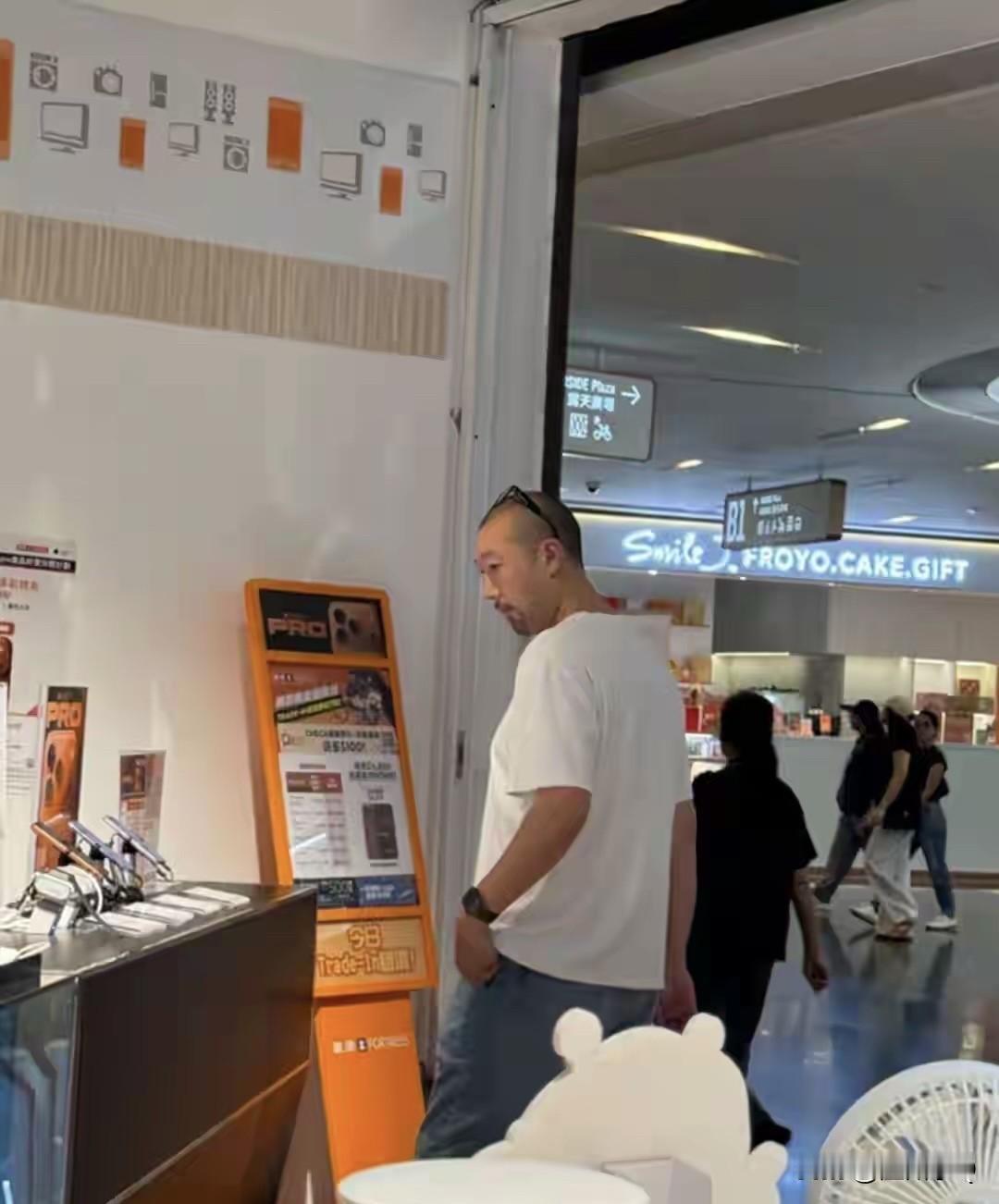 网友商场偶遇陈慧琳的老公，蓄起胡子后面相都变了，没有以前那么温润。不过他和陈慧琳