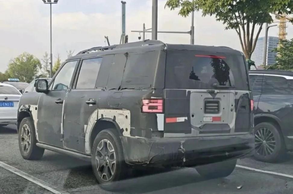 方程豹钛7加长版测试车曝光！第三排终于能坐人了？

近日，我们获取了一组方程豹钛