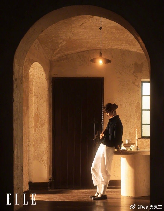 赵丽颖《ELLE》二月刊封面+大片出炉。丽再登五大杂志封面，来感受下丽的时尚表现