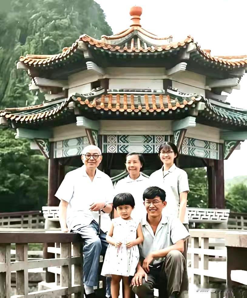 1974年肇庆七星岩五龙亭，晚年张闻天与家人珍贵阖家出游合影，画面之中，张闻天戴