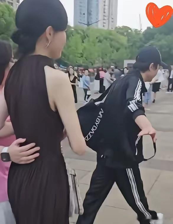 参加女儿幼儿园艺术节！唐嫣穿Toteme黑挂脖裙，低调混进上海大剧院家长席，生图