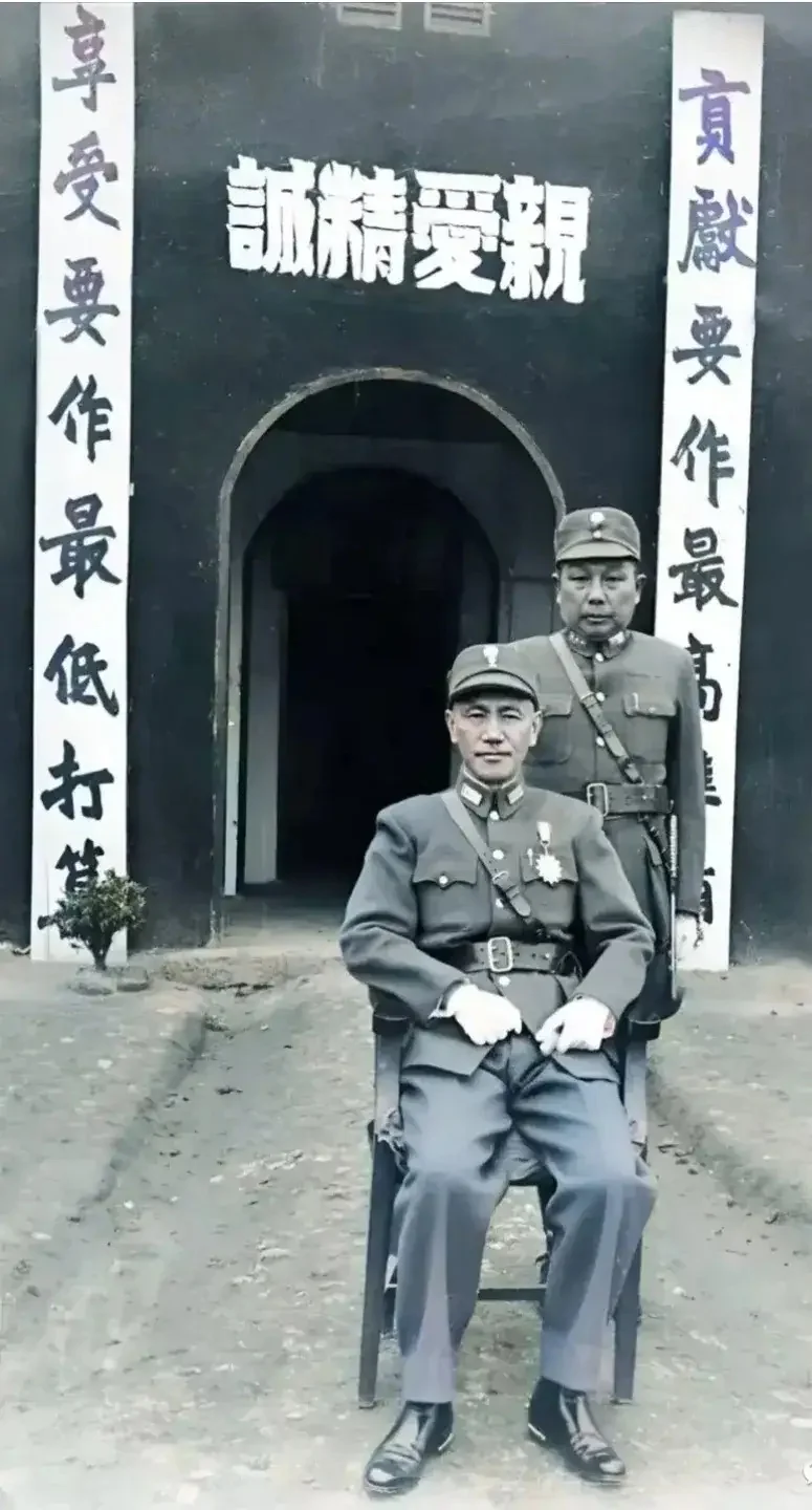 1946年，蒋介石与杨森合影