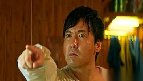 上海一家电影院，大银幕上沈腾正开着赛车玩命漂移，全场爆笑。
漆黑的观众席里，一只