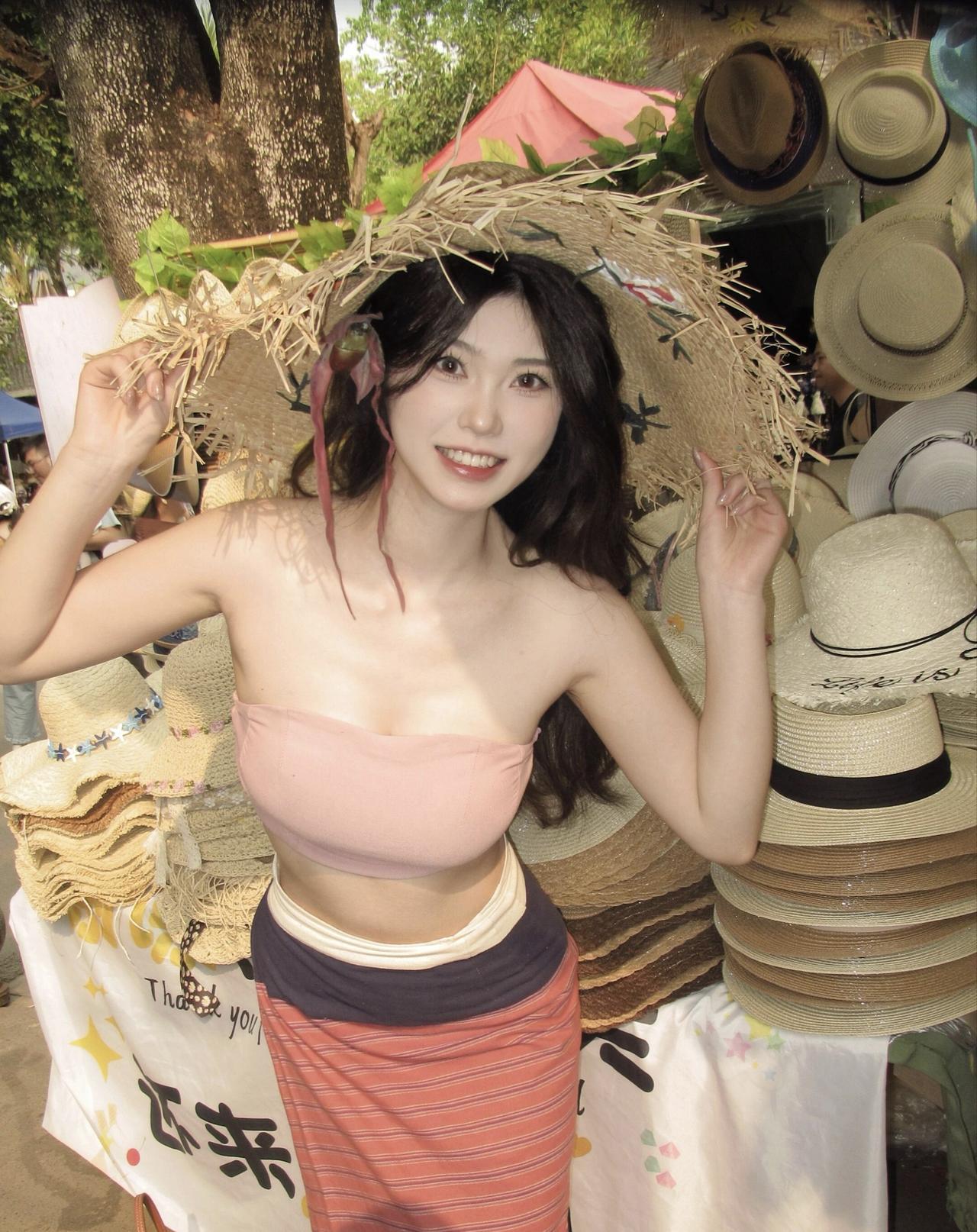 夏日甜美穿搭，草帽与粉色上衣的完美搭配！