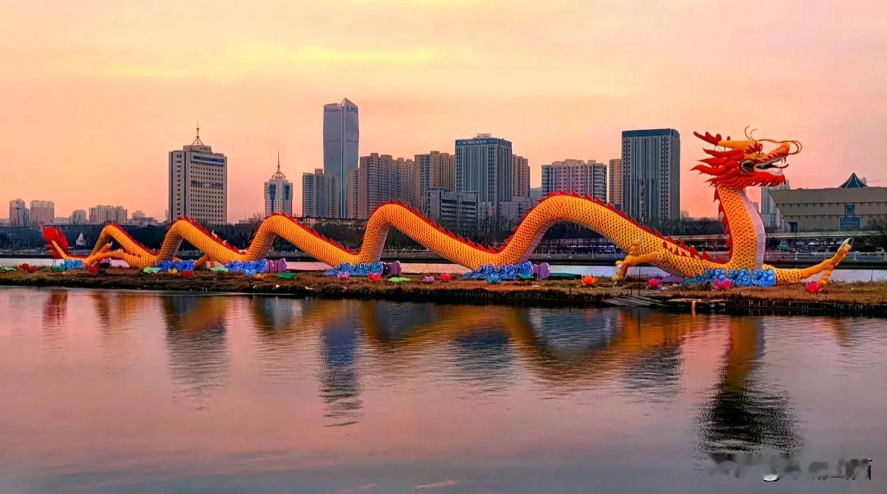 太原巨龙码头位于漪汾桥和迎泽大桥之间。是当年为了纪念太原建城 2500 年而建立