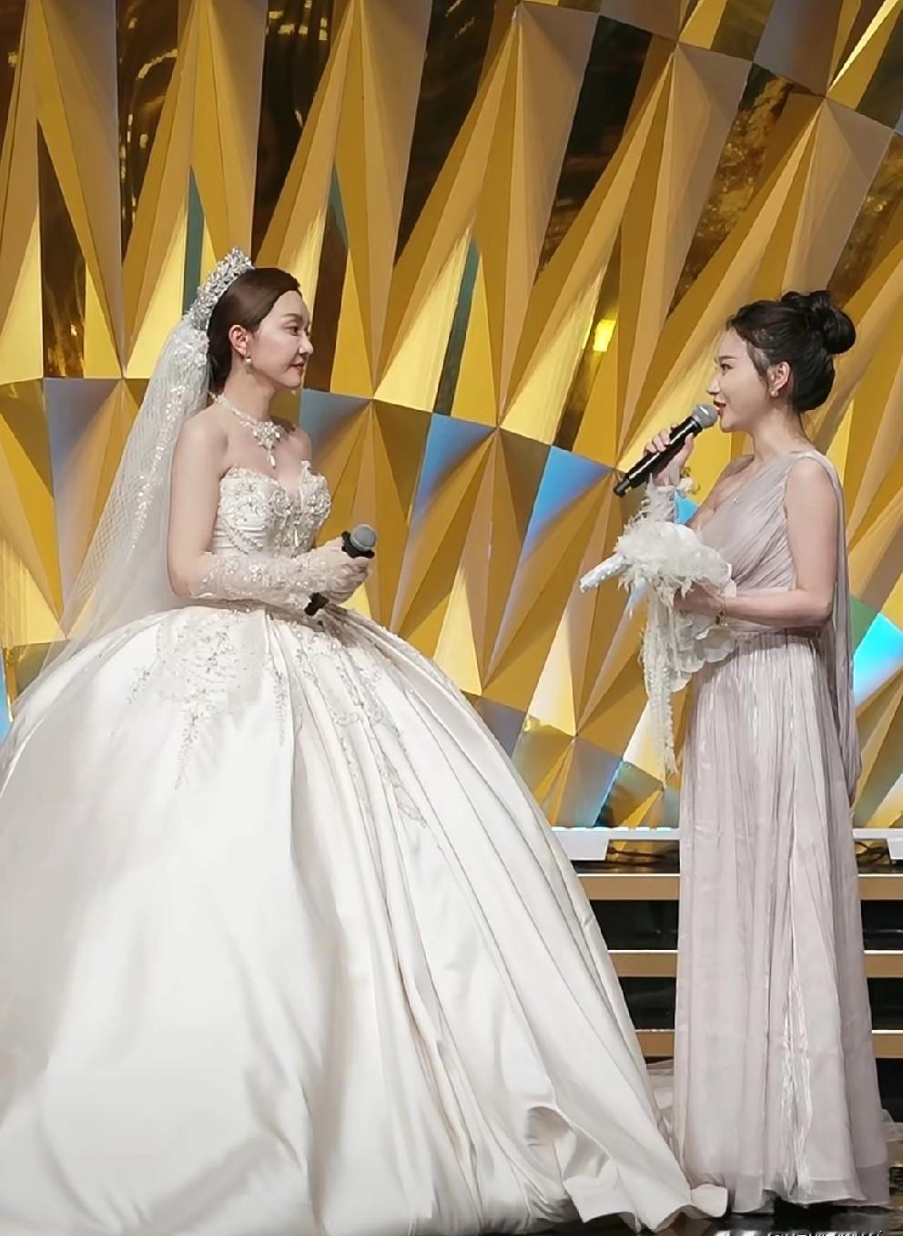 “这束花，不抛，只给沈曼。
”崔阿扎婚礼一句，把捧花直接塞进沈曼怀里，镜头扫过