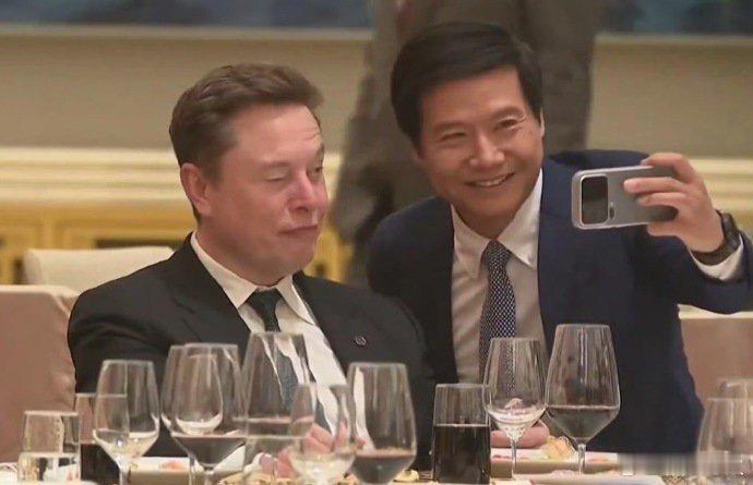 雷军用小米手机和马斯克合影5月14日，在特朗普访华欢迎宴会上，雷军主动用小米手机
