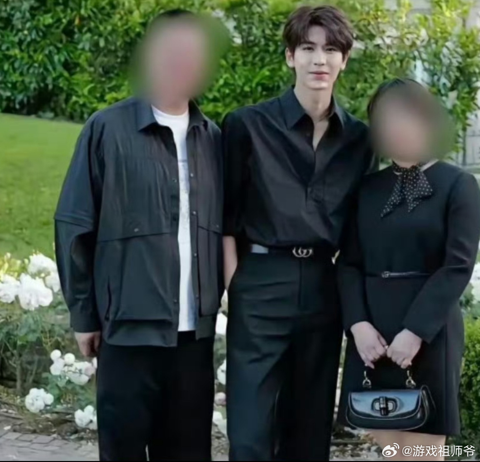 张凌赫的妈妈公开了和家人的合照妈妈：说长相就行了，皮肤不用说了，谢谢！好会长啊张
