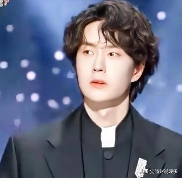 重磅官宣！王一博更名去团标，个人时代燃炸开启
 
全网炸锅！王一博正式官宣更名，