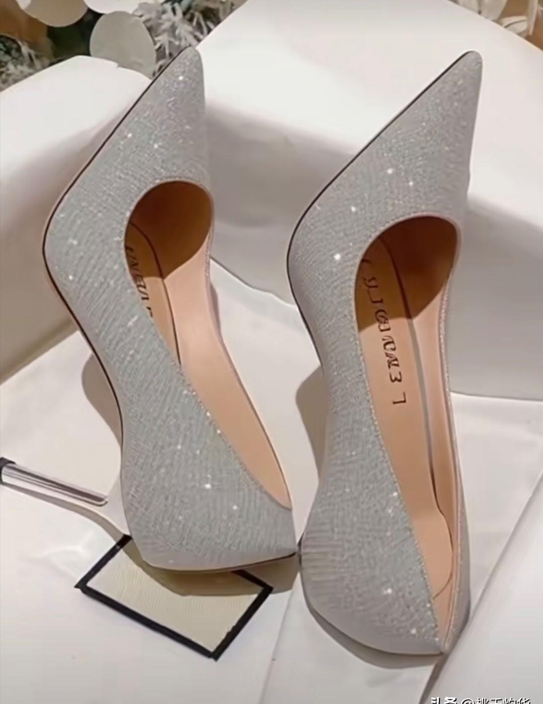 浅粉高跟鞋，悄悄卖爆了。
不白得像纸，不黑得像煤，粉得刚刚好，脏了也不慌。
软底