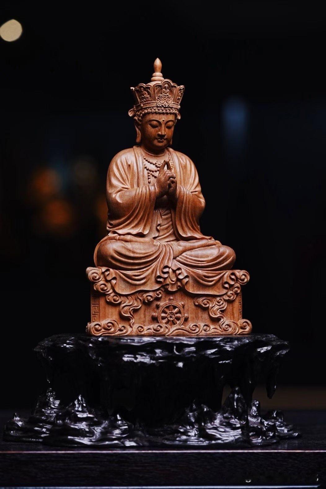 檀香幽幽，法相静穆。

这尊大日如来选用迈索尔老山檀雕刻，螺髻高束，面相丰润，双