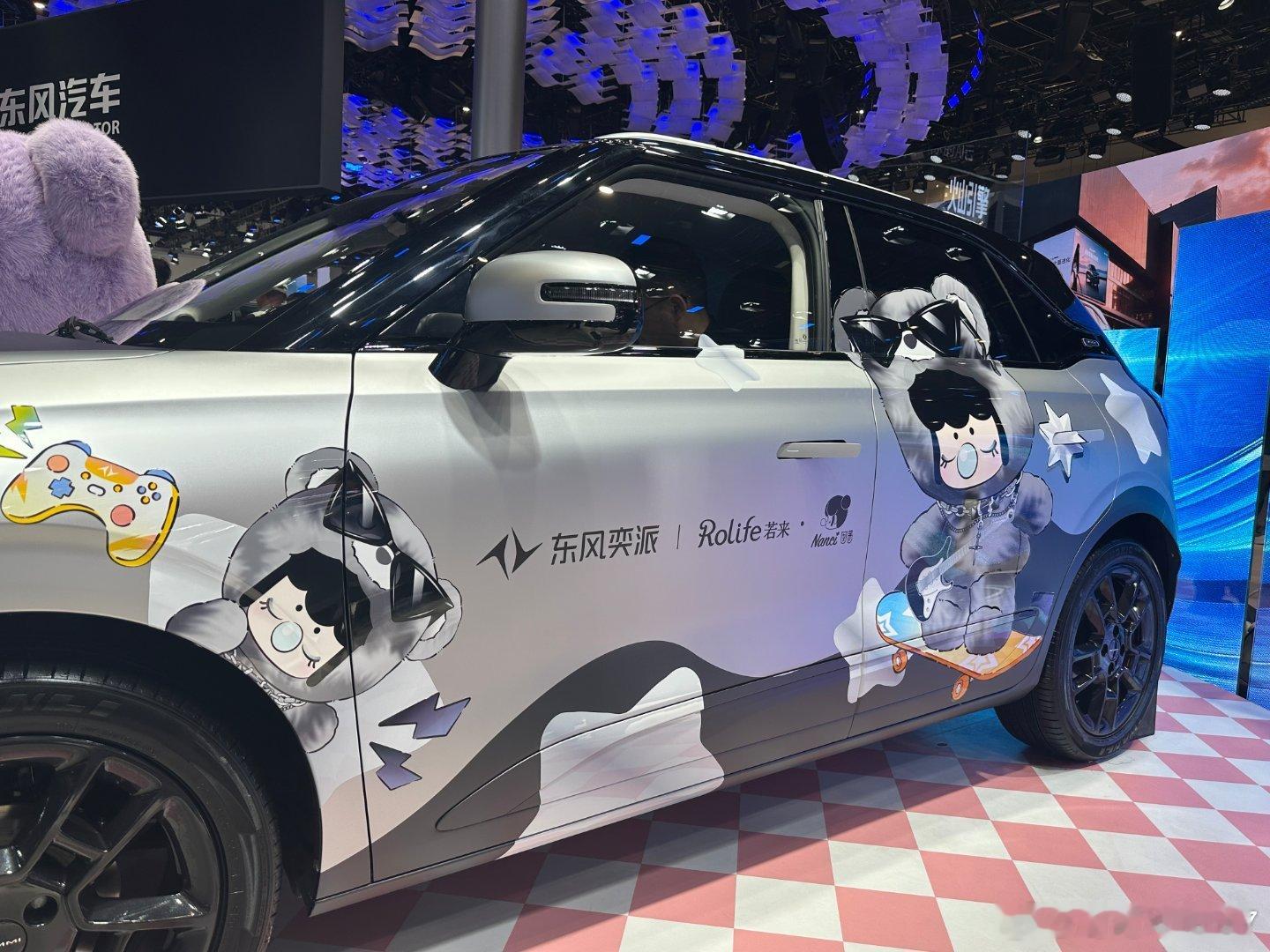 奕派这次在北京车展上带来了纳米01 CROSS版本，比之前的纳米01更潮，更大之