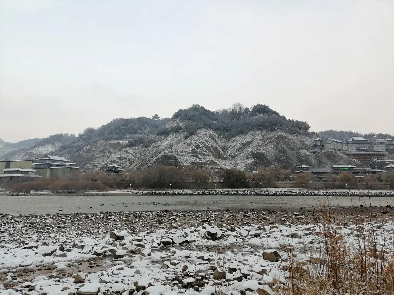 一七令•雪
文ll珂芃•原创
雪
兰州，凛冬
风飕飕，夜阑珊
一夜好梦，风声鹤唳