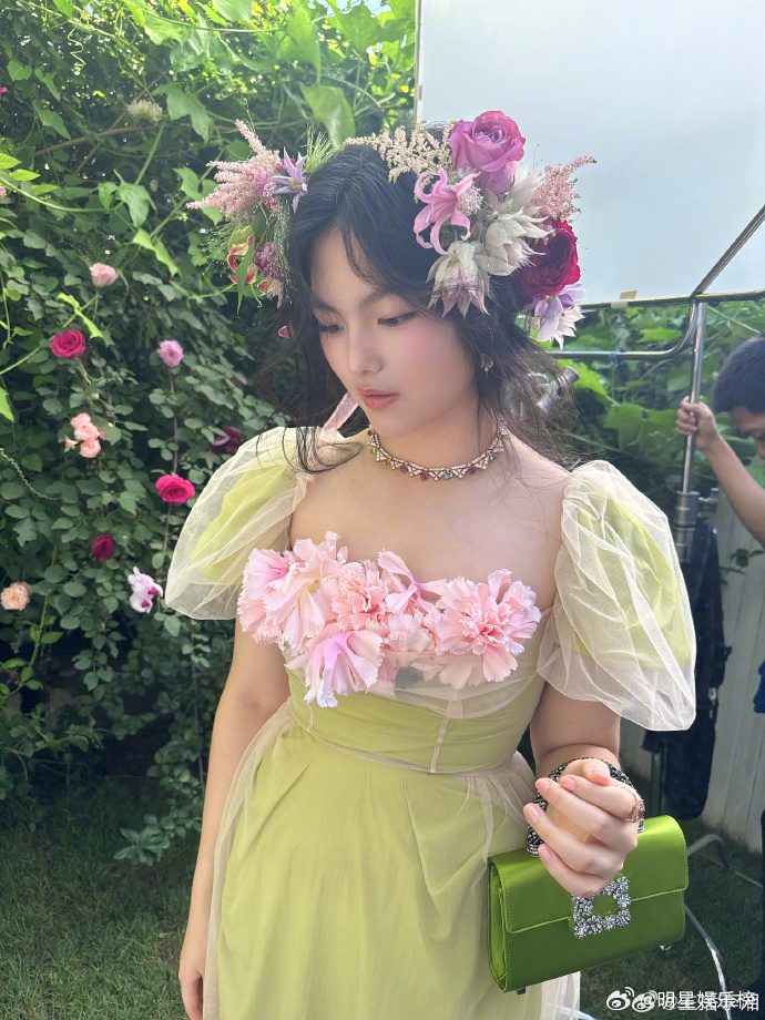 李湘又把女儿王诗龄拍成了一朵花...... ​​​