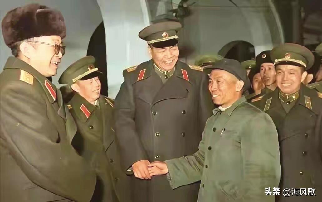 1958年北京西直门火车站，张宗逊握着老红军许成余的手给他送行。许成余要转业去北