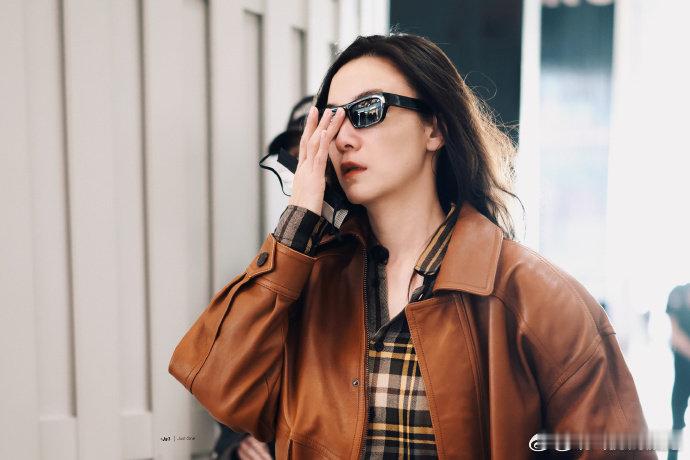宋佳巴黎时装周出发宋佳 酷飒拽姐 巴黎时装周出发路透，又酷又飒走路带风，期待大美
