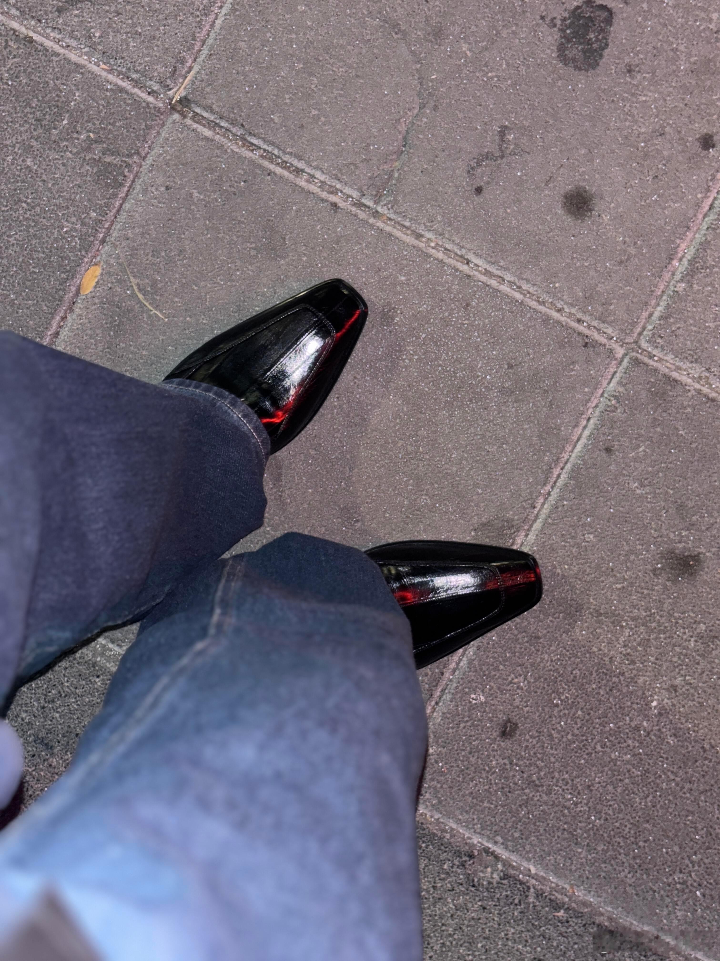 这双男士皮鞋是经典商务风格的典范。鞋面采用质感出色的黑色光面皮革，车缝线工整利落