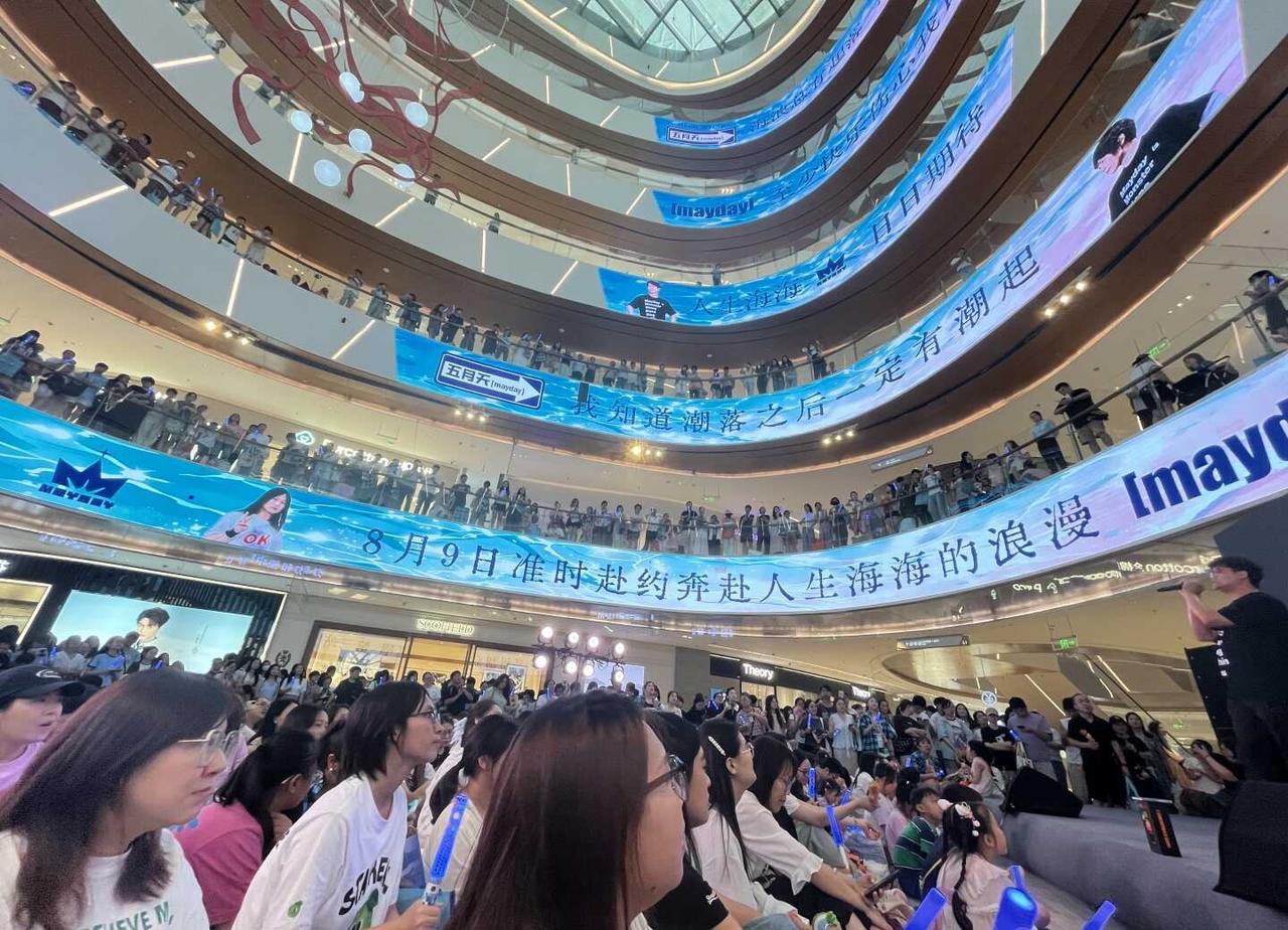 散是满天星 聚是一片海
胡萝卜们今天郑东集合啦
人多的让人恍惚难道p子重开了吗