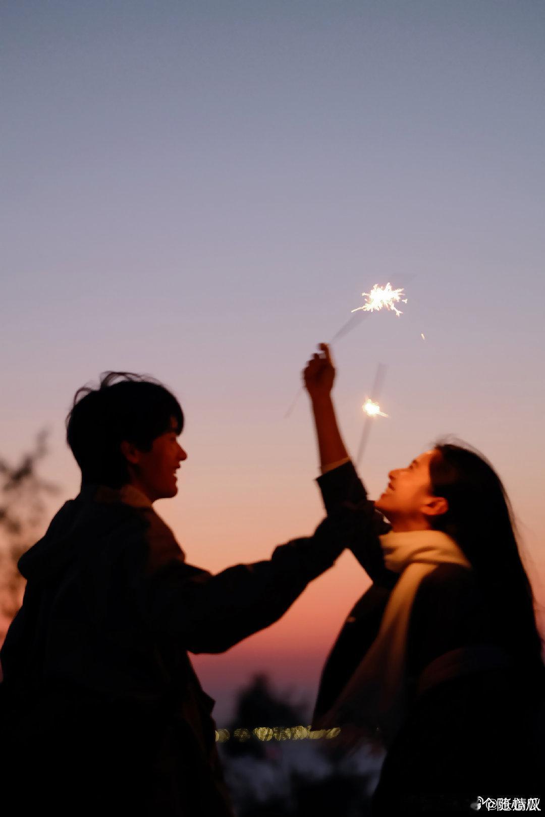 周翊然发了和张婧仪合照小情侣的日常，其实还蛮甜的，焕羽今晚都超点了喔 ​​​