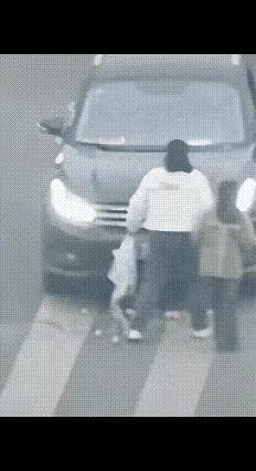 是该揍他！
这位司机哥们儿真是缺少做人的良知，没有一点儿职业素质，更是教养的缺失