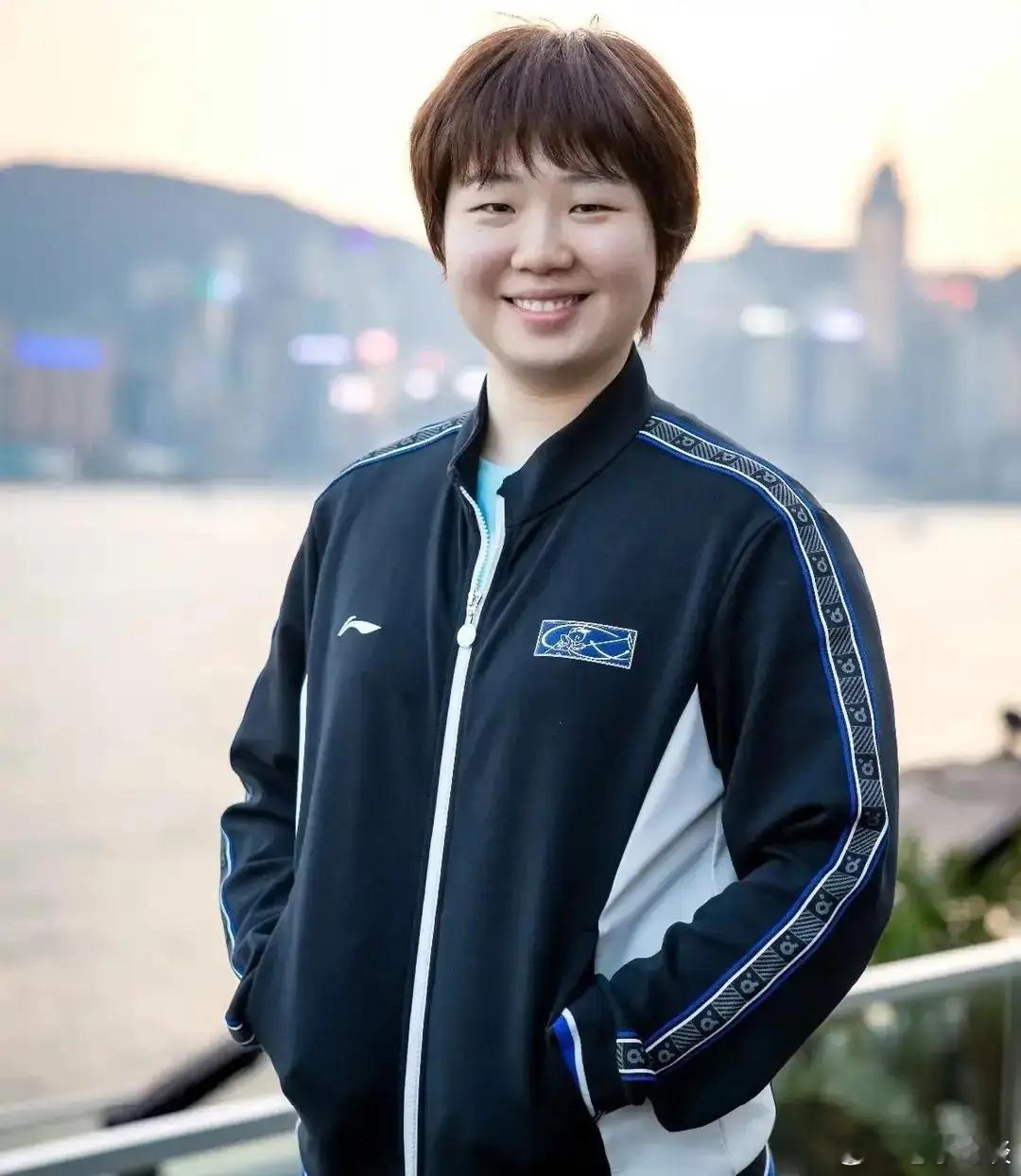 香港总决赛倒计时1天，海报人物是蒯曼。蒯曼现在越来越全面了，混双，女双，单打都很