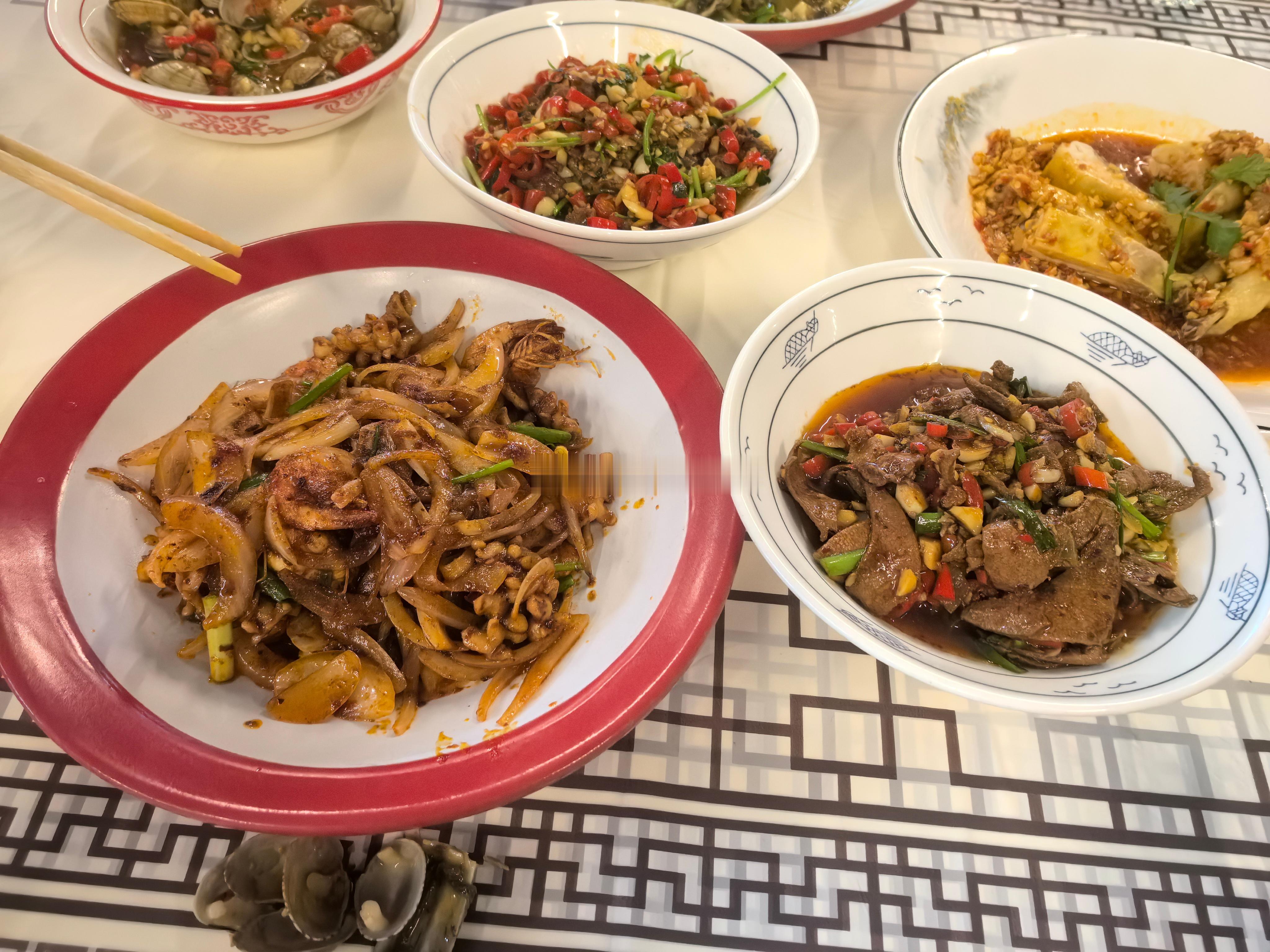 跟着乌鸦哥吃到一家又便宜又好吃的店十一个菜才351看着辣其实不怎么辣哈就那个沙鳖