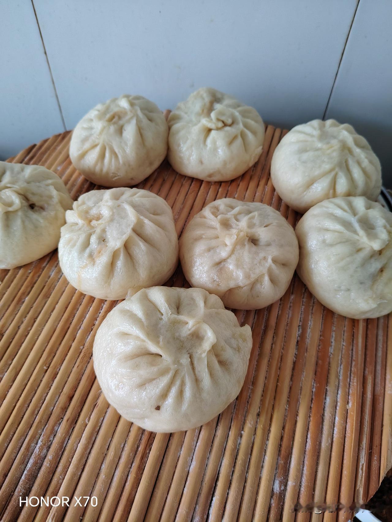 又包包子啦
油豆角开始大量成熟，老伴应我所求，打算蒸一锅油豆角猪肉馅的包子。清晨