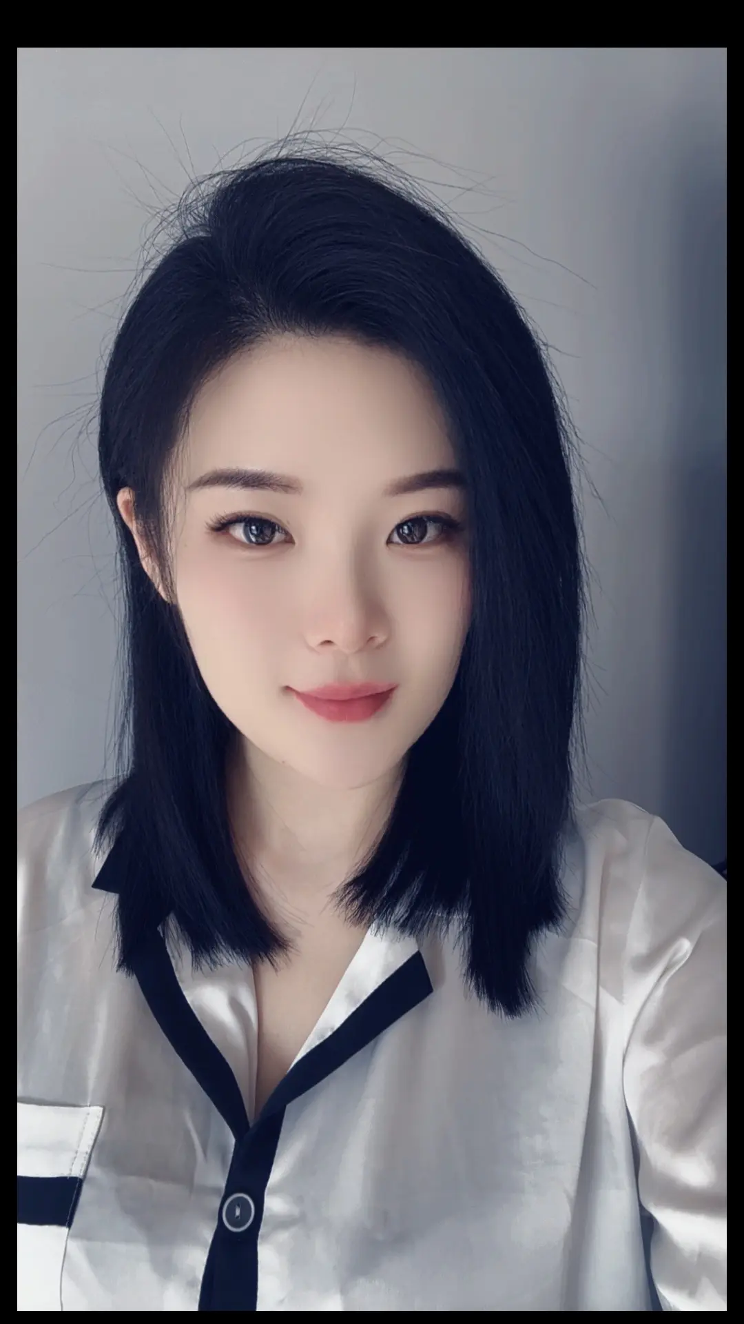 “权衡利弊踏人生 再无青涩一两真 我依旧待人真诚 但不再寄予厚望”