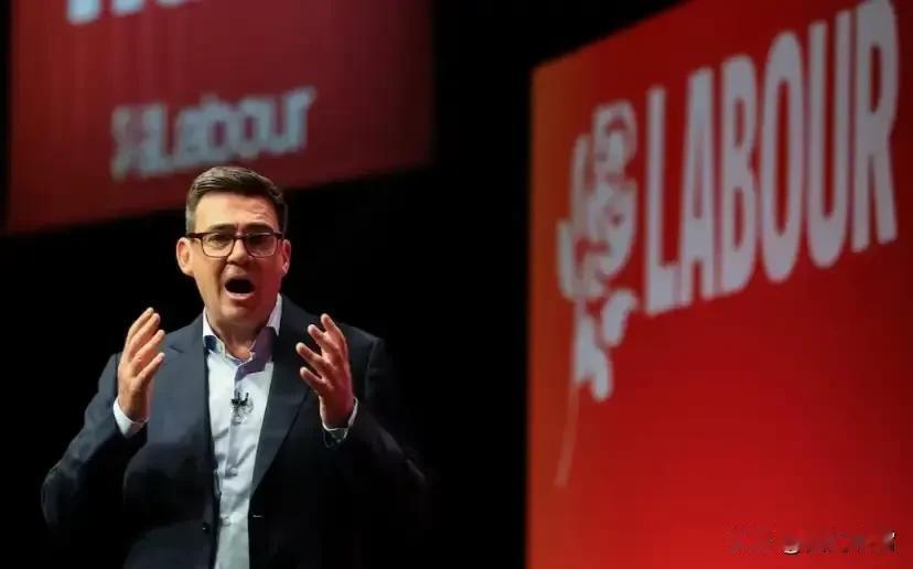 英国首相伯纳姆，一边批评俄罗斯空袭乌克兰能源设施，一边公开附和特朗普提出的能源停