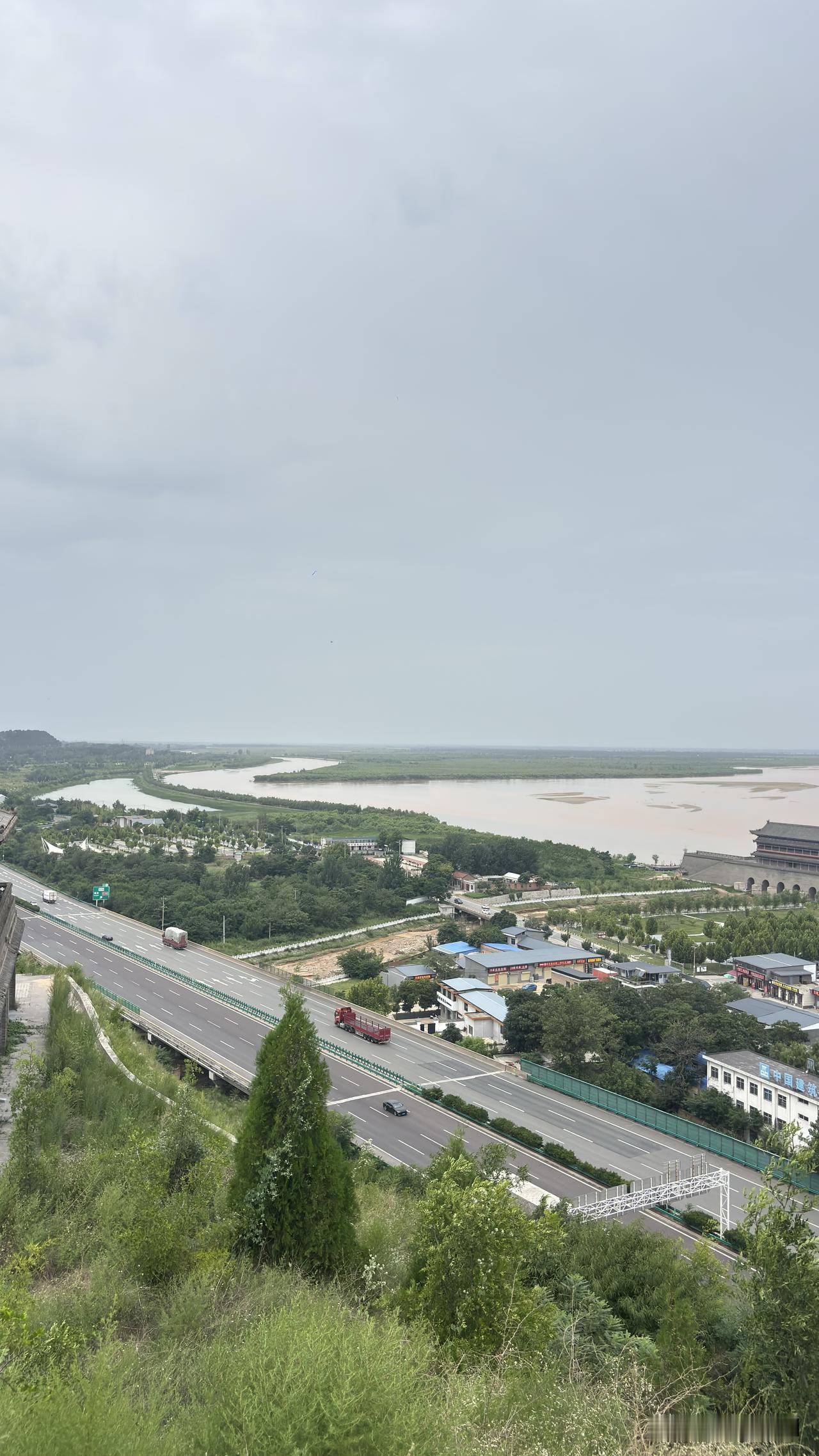 站在潼关古城观景台上，看黄河与渭河交汇处，网上说是三河交汇处，还有个洛河，不知道