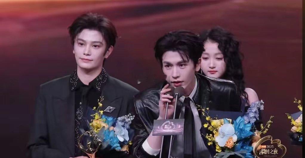 微博之夜张凌赫又嘴瓢了？这次张凌赫上台感言，首先一句大家好我是演员张凌赫，一听磁