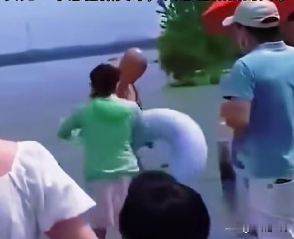 河北，迁安滦河边上，两名儿童不慎溺水了，在河中挣扎着，命悬一线。一光头哥看见了，
